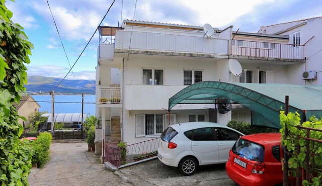 Two bedroom apartment with balcony and sea view Arbanija, Čiovo (A-15595-a)