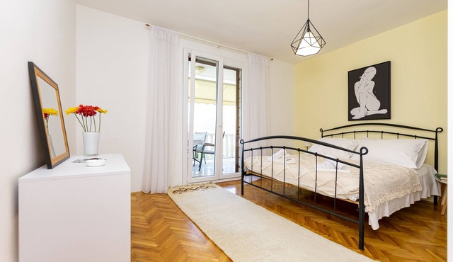 Two bedroom apartment with terrace and sea view Omiš (A-20787-b)