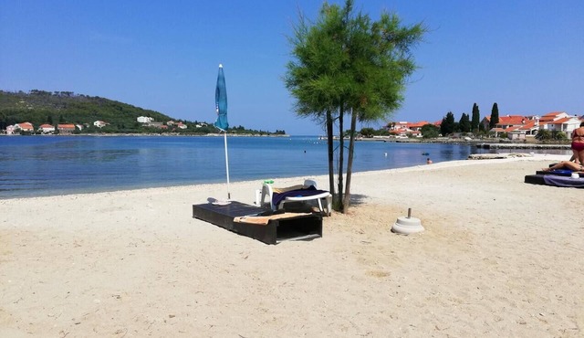 Two bedroom apartment with terrace and sea view Sutomišćica, Ugljan (A-8474-a)