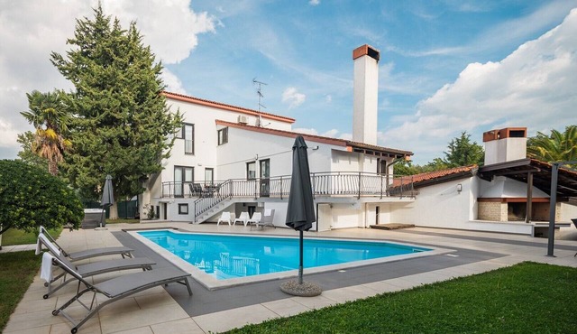 Ultimate Relaxation at Our Beautiful Villa: Private Pool, Jacuzzi, and BBQ Near Poreč in Stanici Kod Nove Vasi