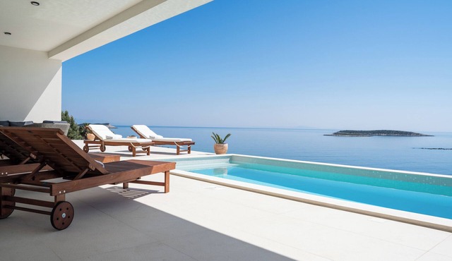 Vacation home with panoramic view and swimming pool on island Vis in Milna
