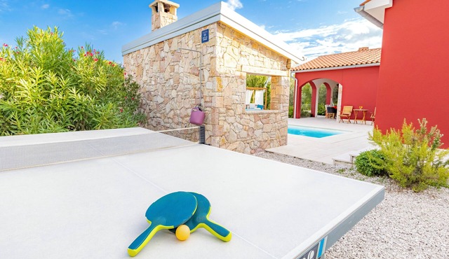 Vacation home with pool, sauna and hot tub in an idyllic village near the coast. in Trget