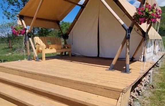 Veselia Glamping in Poieni