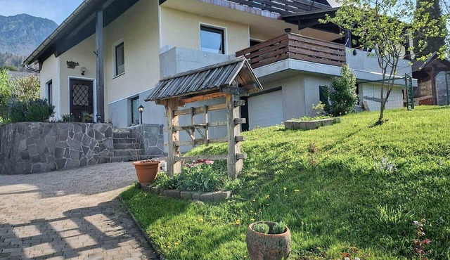 Vibrant and Charming Apartment with Balcony and Mountain View - Two Bedroom Apartment with Balcony and Mountain View in Preddvor