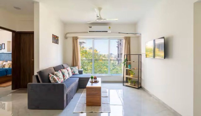 Vibrant, Elegant 2bhk Apt near BKC/Gym Access in Mumbai