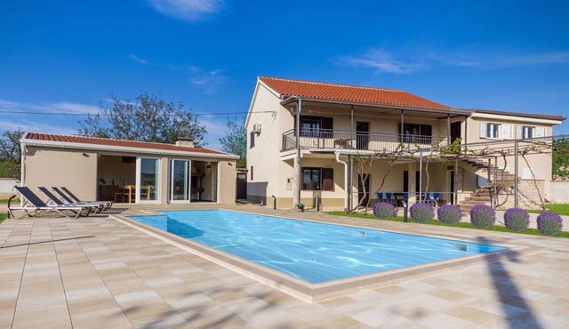 Vila Dida Moj with 4 bedrooms is set in Slivnica and features an outdoor pool.