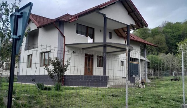 Vila Maria, sunt 2 camere si un living mare cu 2 canapele care se fac paturi matrimoniale se inchiriaza toata vila 150 lei de persoana copii au gratuita cazarea in Oestii Paminteni