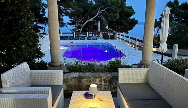 Vila Vera Seafront Apartment with Garden View in Sumartin