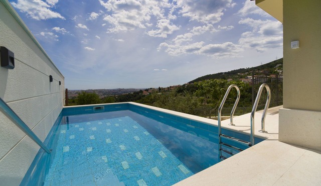 Villa- 10 minutes drive to Split.