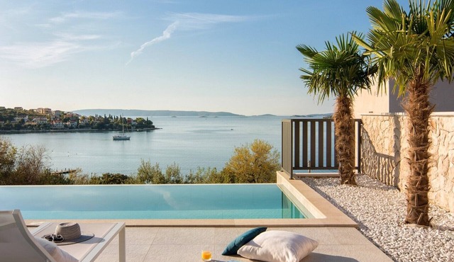 Villa Alba-200 meters from the beach, chic home with a heated pool, gym, and play area with a PS4, two bikes, table tennis, and breathtaking views of the island and sea