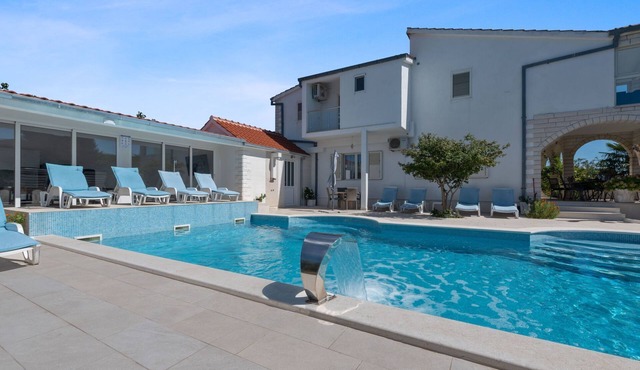 Villa Almas mit Schwimmbad, Fitnessraum, Tennisplatz by Interhome