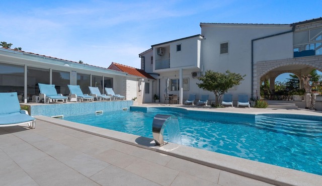 Villa Almas with swimming pool, gym, tennis court