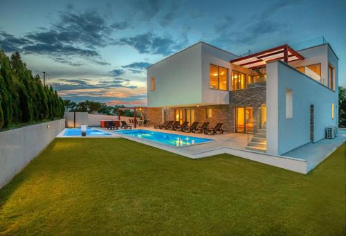 Villa am Meer mit Pool & Kinderpool - Leon's Holiday Homes in Medulin