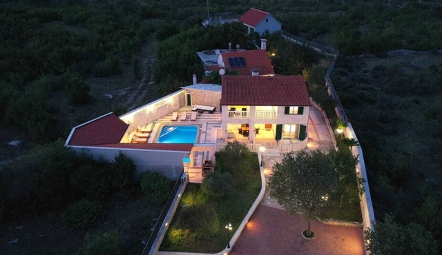 Villa AnBer - luxurious ambient style villa with private pool near Split