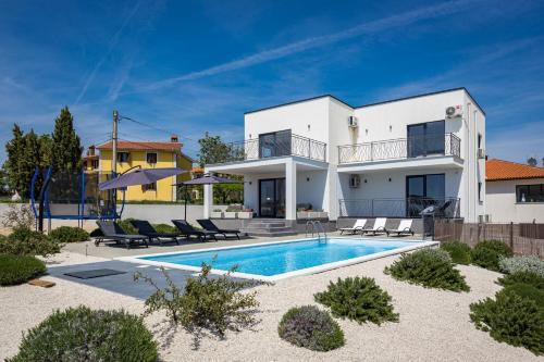 Villa Angie near Pula for 10 persons with private heated pool & kids playground in Vodnjan