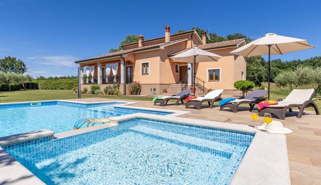Villa Antonela with Large Garden and Swimming Pool