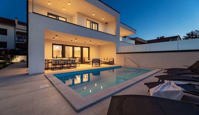 Villa Aria with heated pool & Seaview