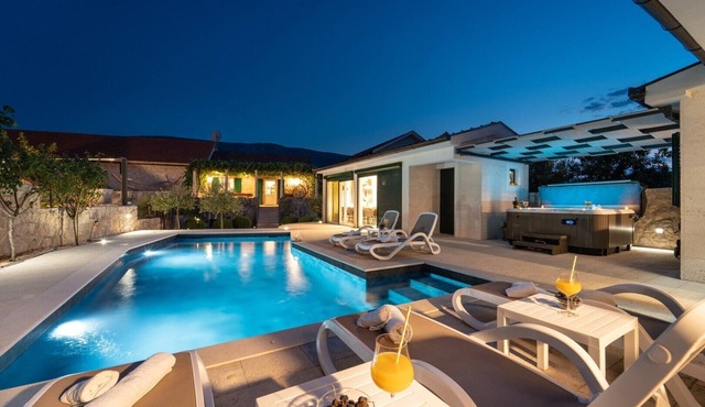 Villa Aurora: A Luxurious Stone Retreat in Dalmatia in Slivno