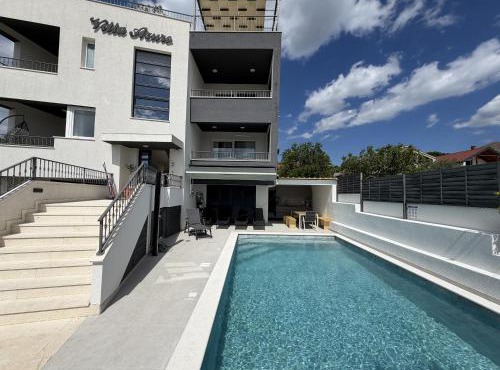 Villa Azzuro with jacuzzi and pool