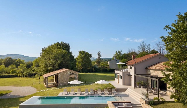 Villa Baracchi – 4 BDR Pool Villa with Sauna in Kršan, Čepić, Croatia in Čepić