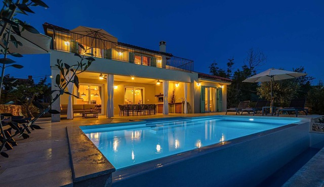 Villa BEACHFRONT with heated pool