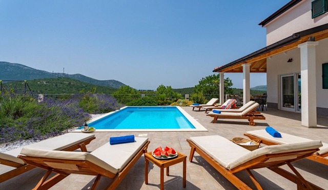 Villa Belina: 4 ensuite bedrooms, game room, heated pool, sauna & gym