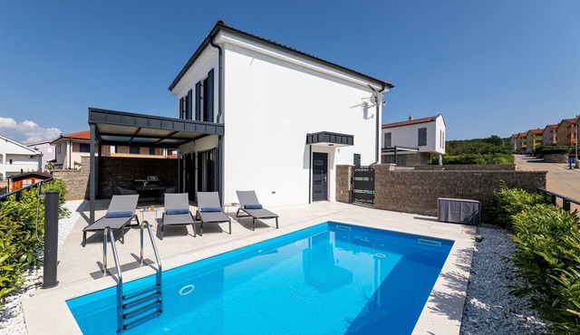 Villa Bella with heated pool and Seaview