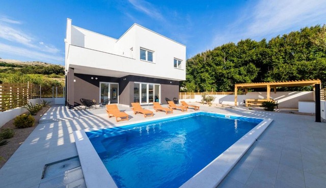 Villa Belveder I - charming house with pool