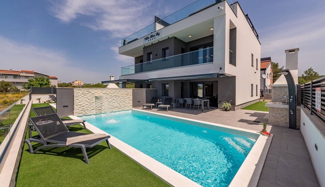 Villa Blue Sky 2, Turanj, next to the sea, private pool, barbecue, jacuzzi, rooftop terrace, www.zadarvillas