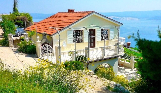 VILLA BUGENVILLA sea view, ground floor apartment in beautiful garden, quiet.