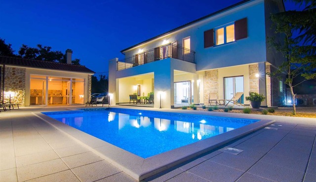 Villa Cedar with large swimming pool and summer kitchen
