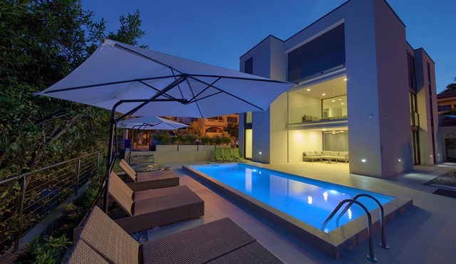 Villa Celeia - Luxurious ground floor apartment with heated pool in city centre of Krk