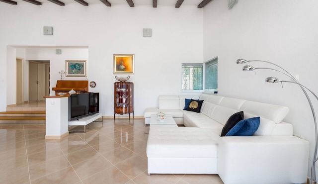 Villa Dea - Luxury Villa with Outdoor Swimming Pool