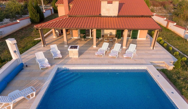 Villa Dea - Luxury Villa with Outdoor Swimming Pool