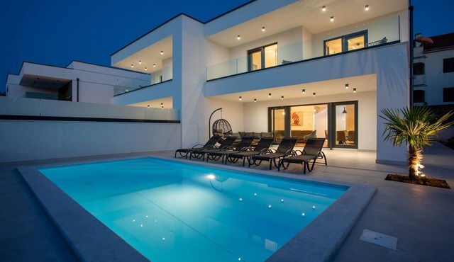 Villa Diva with heated pool and Seaview