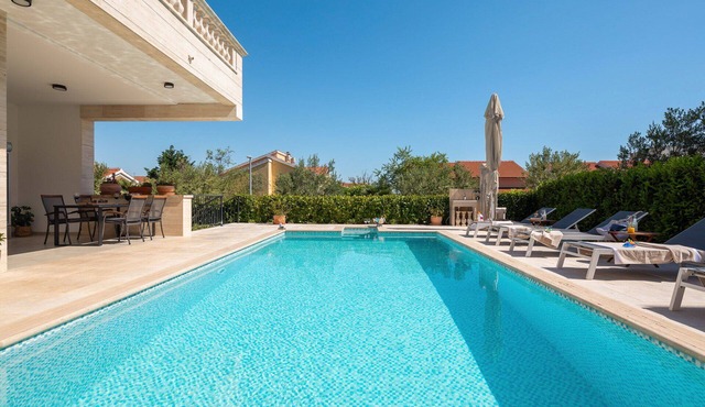 Villa Divina Fortuna with Pool