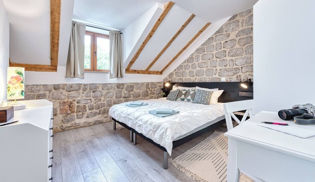 Villa Dovecote with Private Sauna, Jacuzzi & Gym in Ston