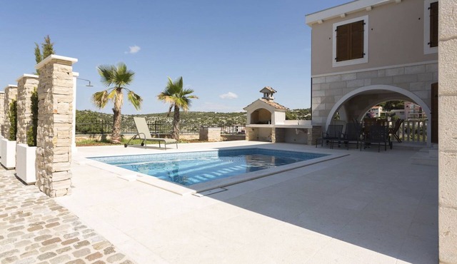 Villa Elena mit Pool, nur 60 Meter zum Meer by Interhome in Marina