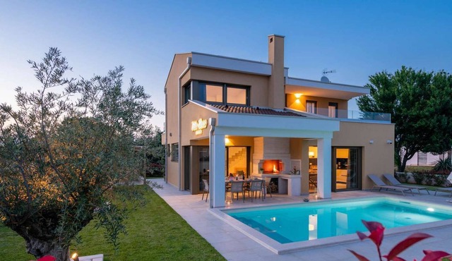 Villa Elena Porec with swimming pool, 3 km from the sea in Vrvari