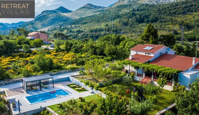 Villa Eleona w/private saltwater pool, garden and amazing mountain view in Tugare
