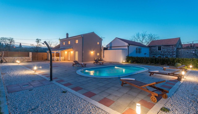 Villa Elm, 3 bedrooms, 2 bathrooms, private pool, large garden, wi-fi, privacy