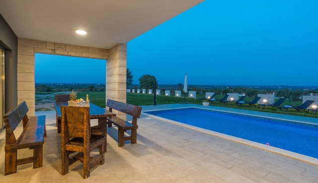 Villa F&A, 4 en-suite bedrooms, gym, big garden, private pool, rural