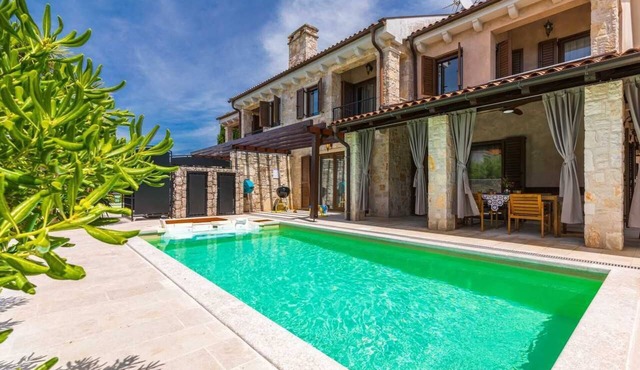 Villa Fina with Heated Private Pool close to the Beach