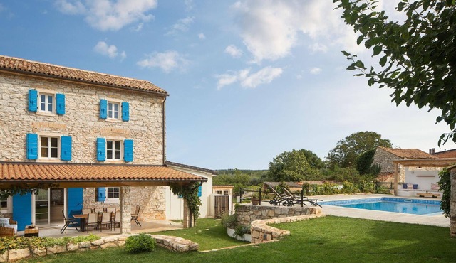 Villa Flavia Traditional stone house with a pool