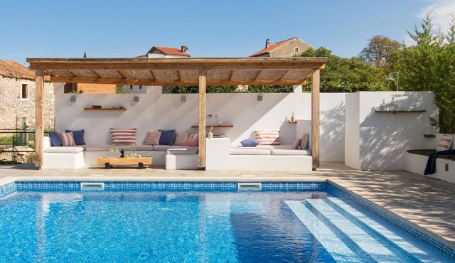 Villa Flavia Traditional stone house with a pool