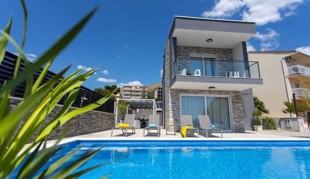 Villa Florentina with Heated Pool