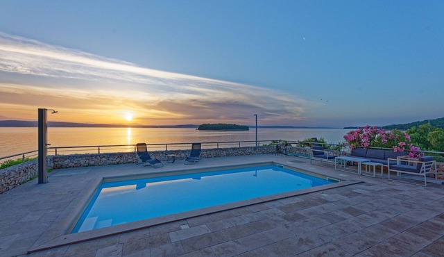 Villa for 6 people, facing the sea, pool, large terrace
