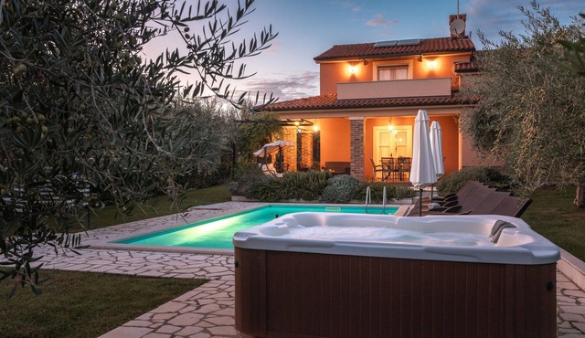 Villa for 8 people, pool, jacuzzi, panoramic sea view, large garden