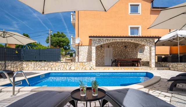 Villa Fortuna für bis zu 9 Personen und mit beheiztem Aussenpool by Interhome