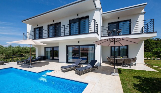 Villa Fortuna - Four Bedroom Villa with Pool